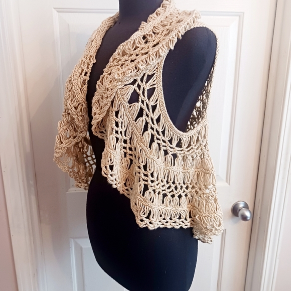 Casual Cream Crochet Vest Size M/L - Picture 2 of 4